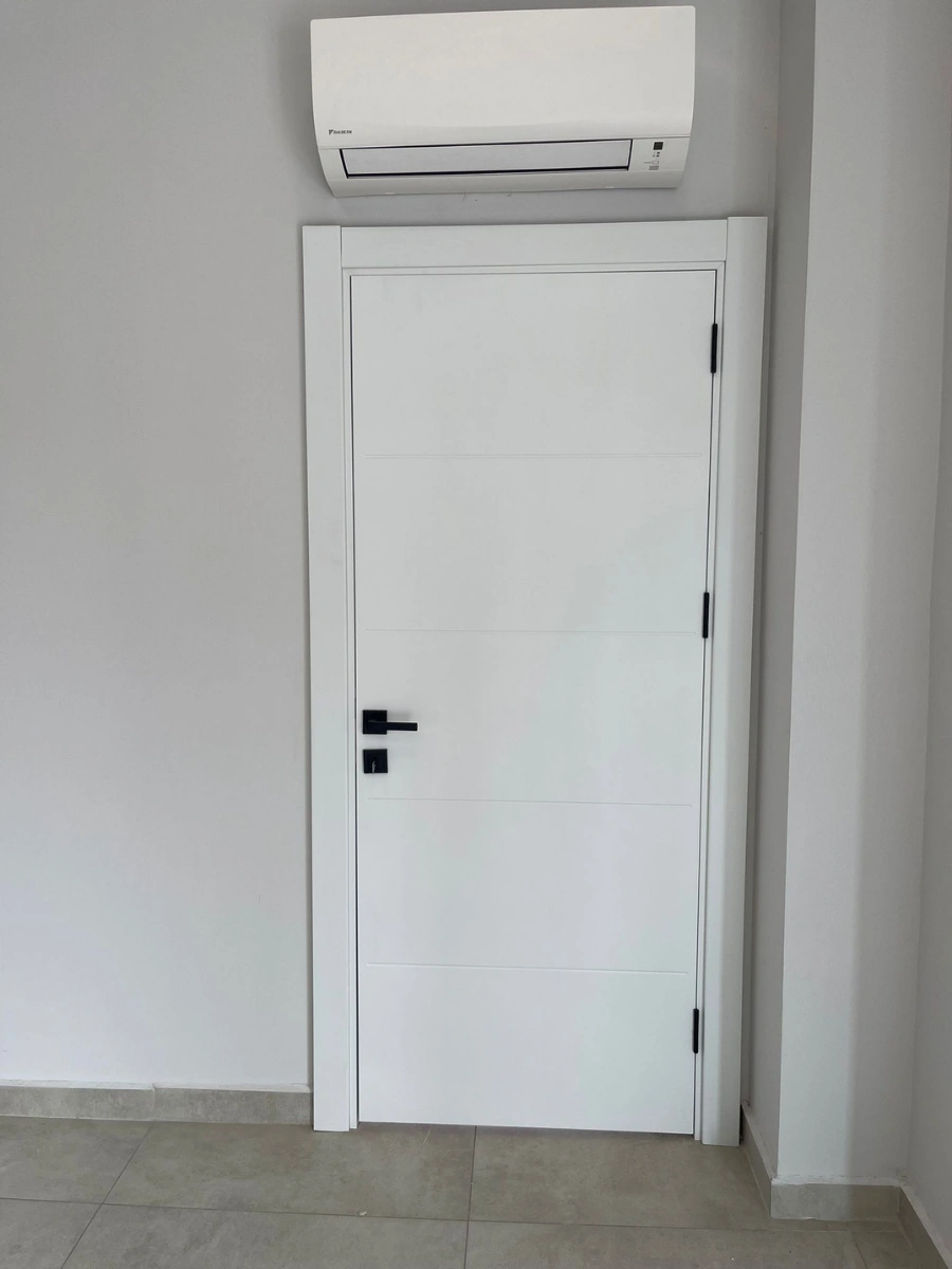 Siyah kollu minimal beyaz iç kapı montajı