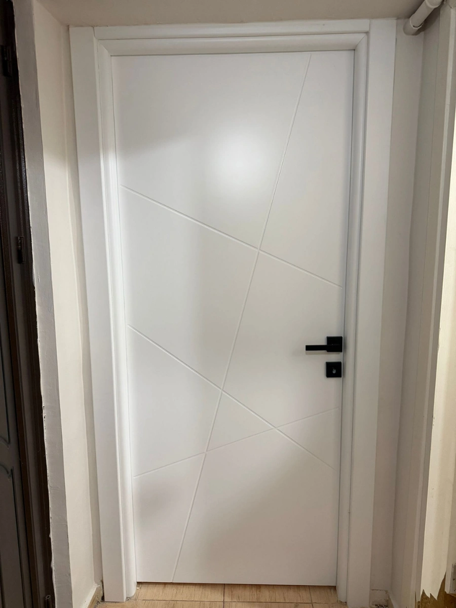 Geometrik çizgili beyaz iç kapı uygulaması