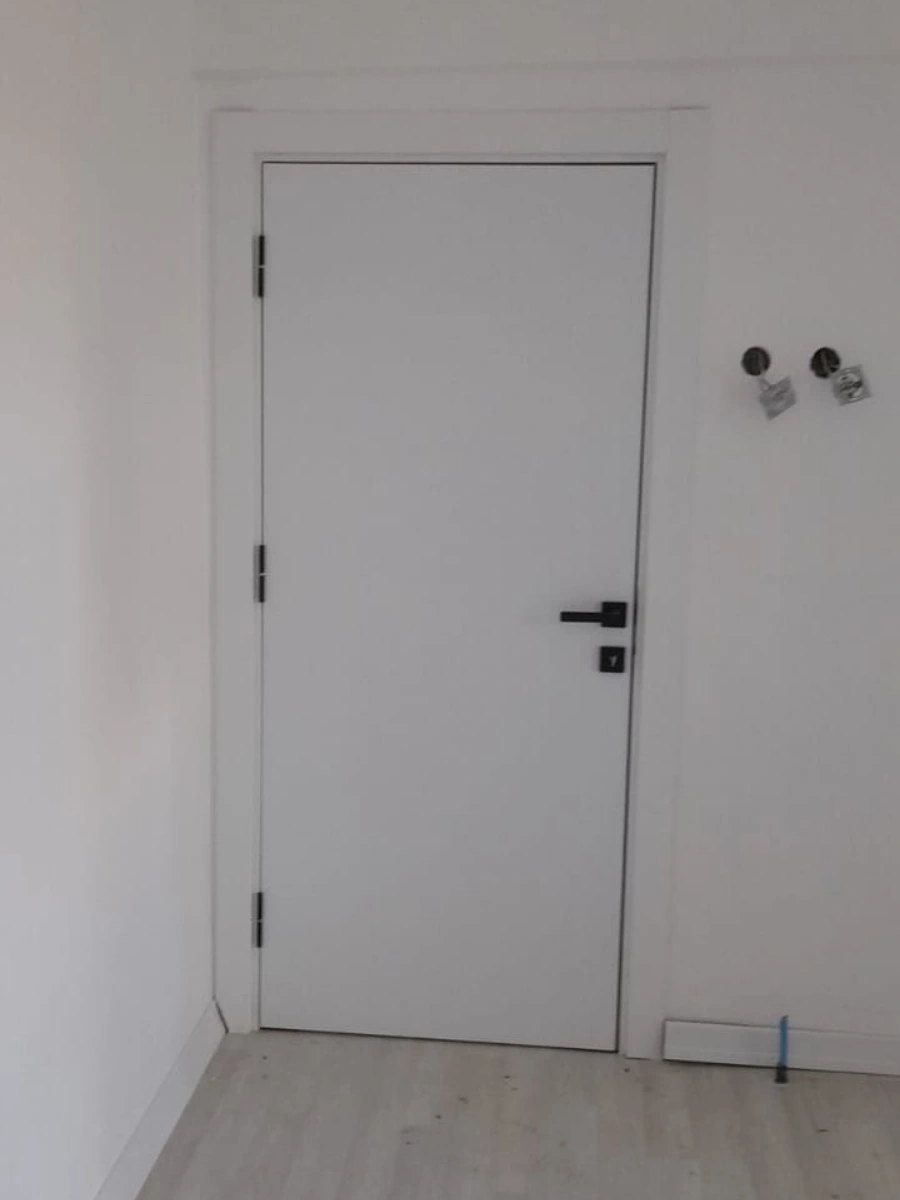 Düz beyaz iç kapı montajı
