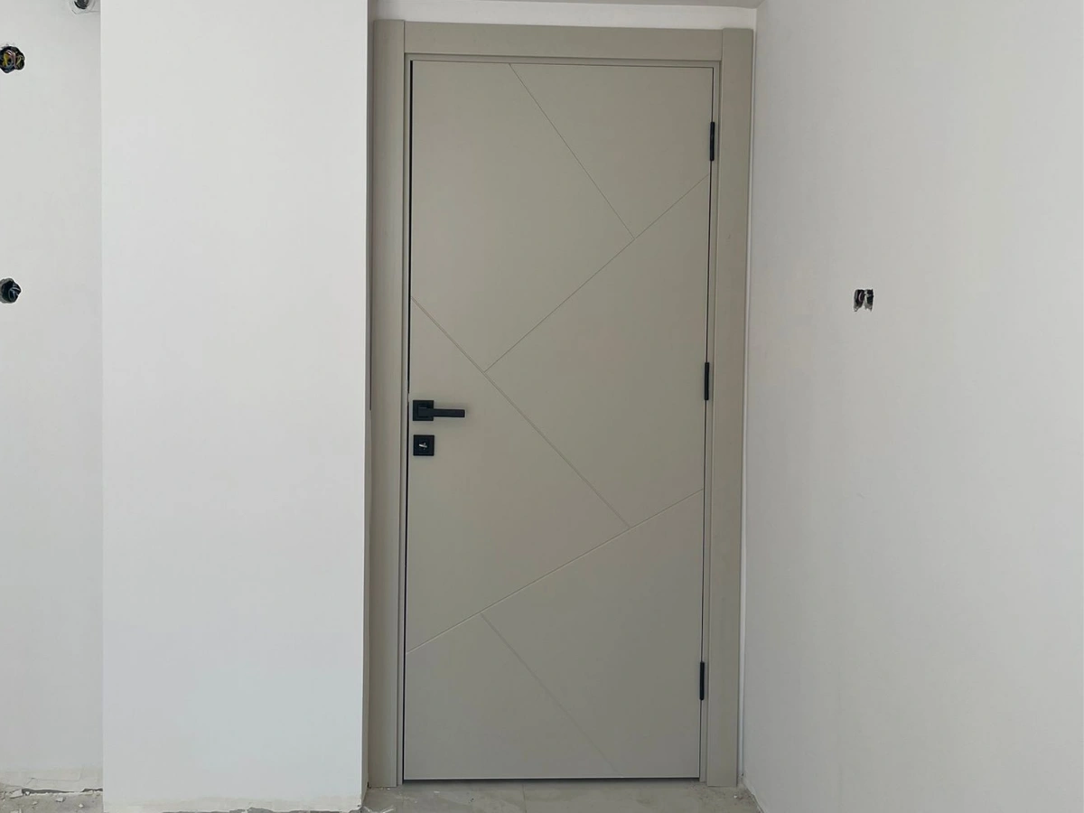 Geometrik desenli gri iç kapı uygulaması